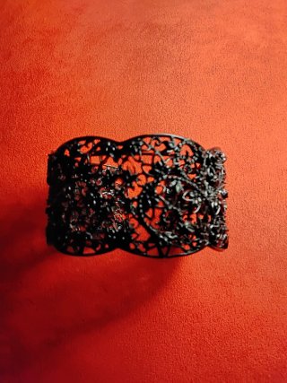 Brazalete negro calado