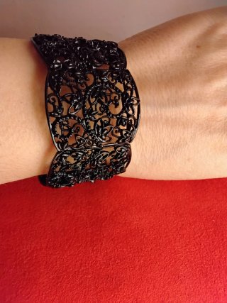 Brazalete negro calado