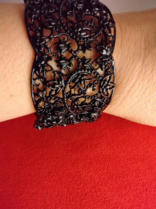 Brazalete negro calado