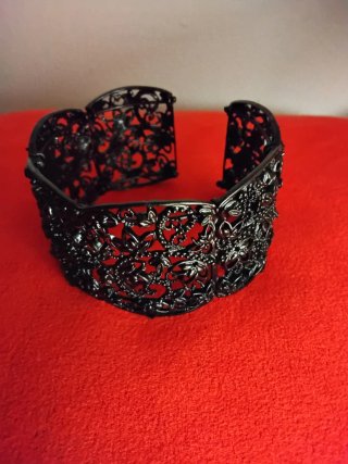 Brazalete negro calado