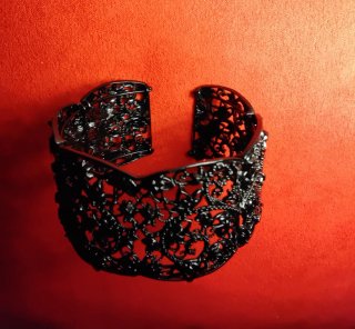 Brazalete negro calado