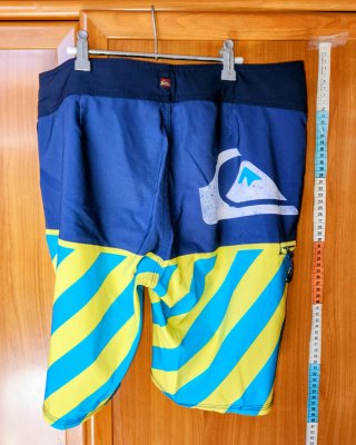Bañador a rayas azul y amarillo marca Quiksilver