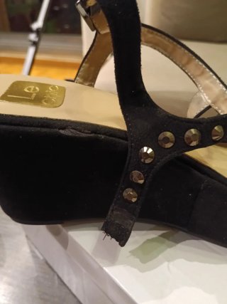 Sandalias negras con tachuelas doradas