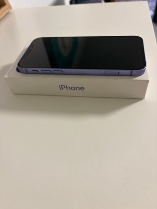 Iphone 12 lila buen estado con varias fundas