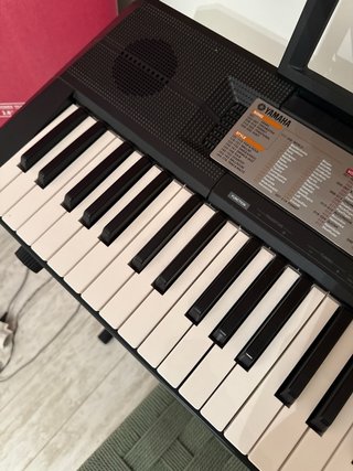Piano Yamaha con soporte y funda