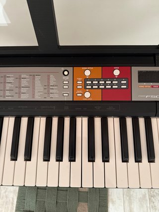 Piano Yamaha con soporte y funda