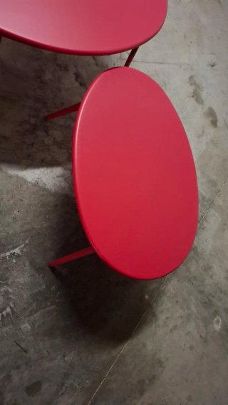 Set di 2 tavoli rotondi in acciaio rossi