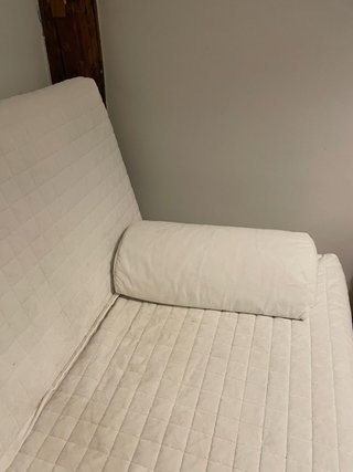 Sofá cama blanco con funda acolchada