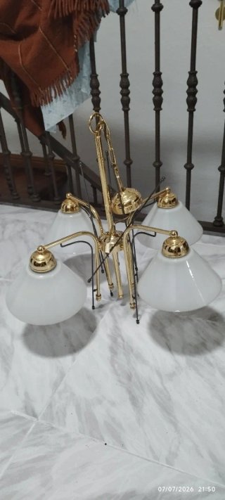 Lámpara de salón dorada y blanca