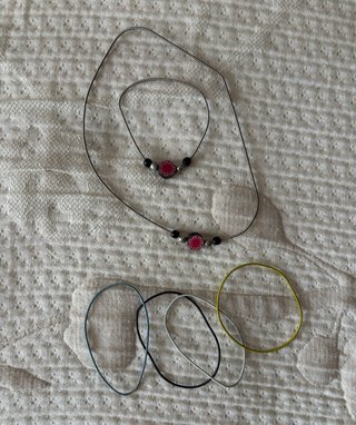 Pulseras varias de piel.