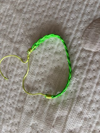 Pulseras varias de piel.