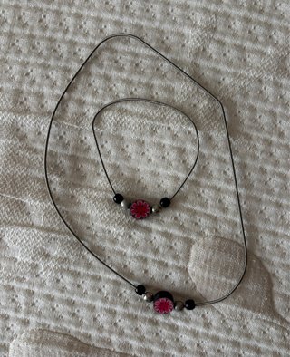 Pulseras varias de piel.