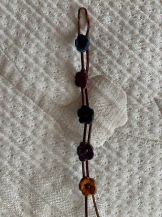 Pulseras varias de piel.