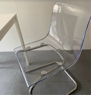 Mesa cuadrada blanca y 1 silla transparente ikea