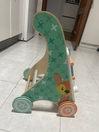 Andador infantil de madera con actividades
