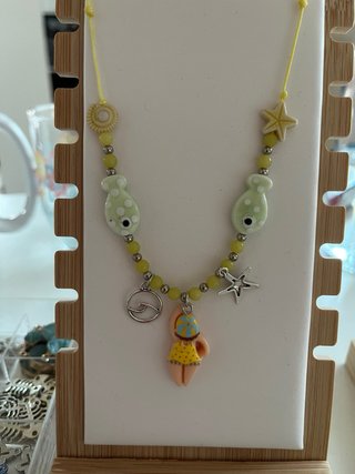 Collar verano con abalorios y motivos veraniegos.