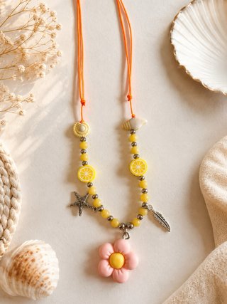 Collar verano con abalorios y motivos veraniegos.