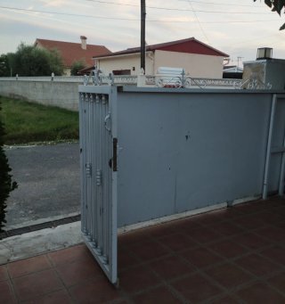 Puerta corredera hierro con puerta de paso