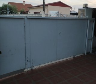 Puerta corredera hierro con puerta de paso
