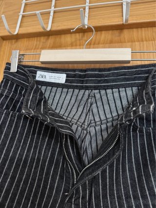 Pantalones vaqueros negros con rayas blancas