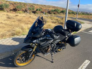 Voge 625DSX 2025 Negra y Dorada - 5600km