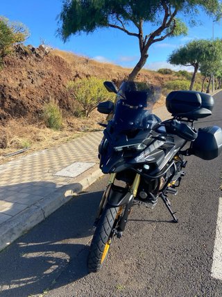 Voge 625DSX 2025 Negra y Dorada - 5600km