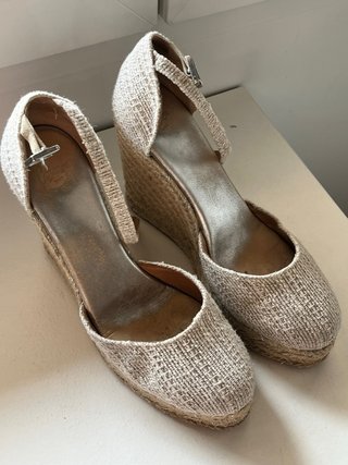 Alpargatas cuña Castañer beige/dorado