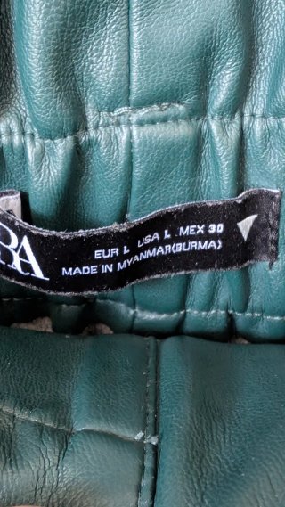 Zara Falda verde efecto piel con cinturón