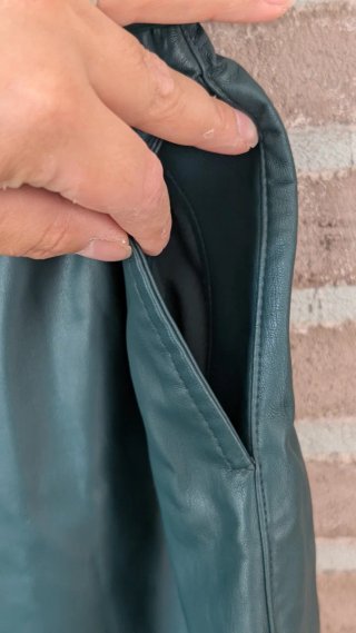 Zara Falda verde efecto piel con cinturón