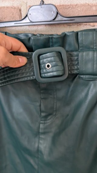 Zara Falda verde efecto piel con cinturón