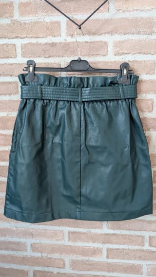 Zara Falda verde efecto piel con cinturón