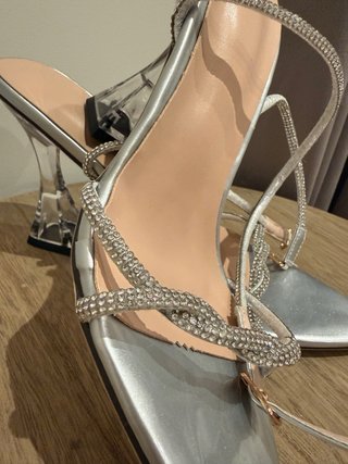 Sandalias de tacón plateadas con pedrería