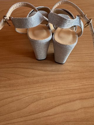 Sandalias plateadas brillantes