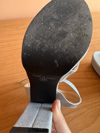 Sandalias plateadas brillantes