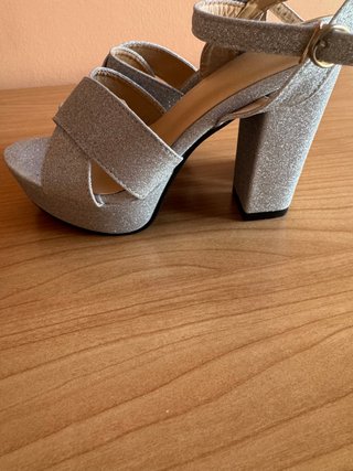Sandalias plateadas brillantes
