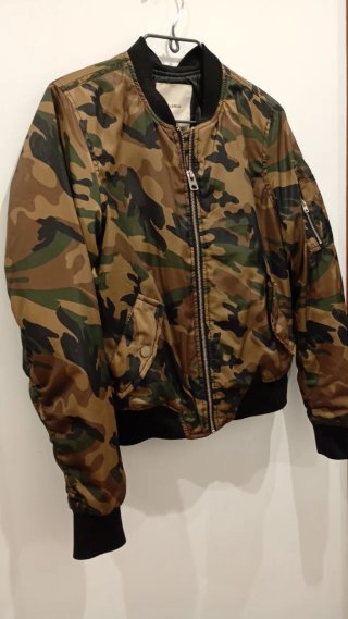Cazadora Camuflaje Pull&Bear Talla S