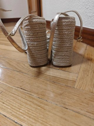 Cuñas doradas Zara