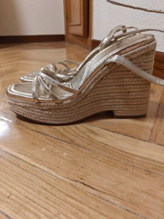 Cuñas doradas Zara