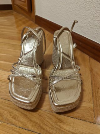 Cuñas doradas Zara