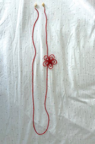 Collar largo flor roja hecho a mano