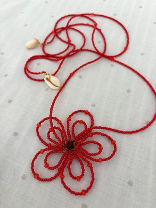 Collar largo flor roja hecho a mano