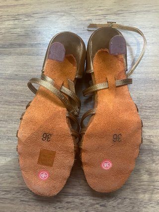 Zapatos de baile dorados y marrones
