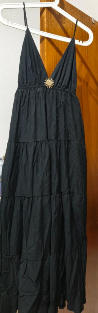 Vestido largo negro con detalle de sol
