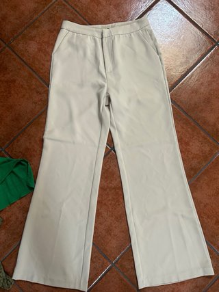 Conjunto ropa: Pantalón Beige y Top Verde
