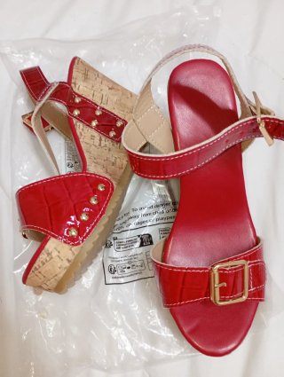 Sandalias de cuña rojas con detalle . Nuevas