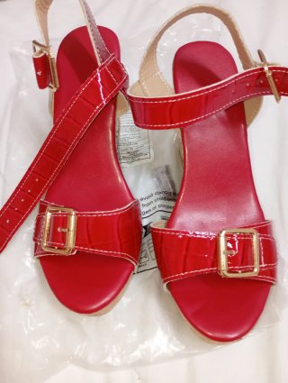 Sandalias de cuña rojas con detalle . Nuevas