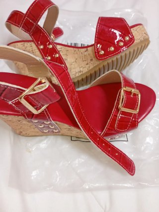 Sandalias de cuña rojas con detalle . Nuevas