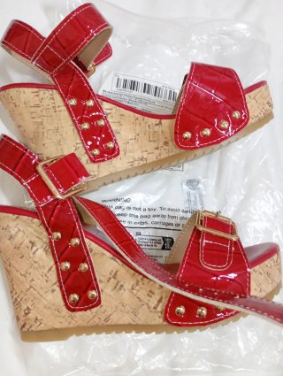 Sandalias de cuña rojas con detalle . Nuevas