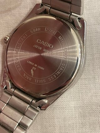 Reloj Casio MTP Negro y Plateado