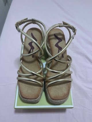 Sandalias doradas cuña sin estrenar